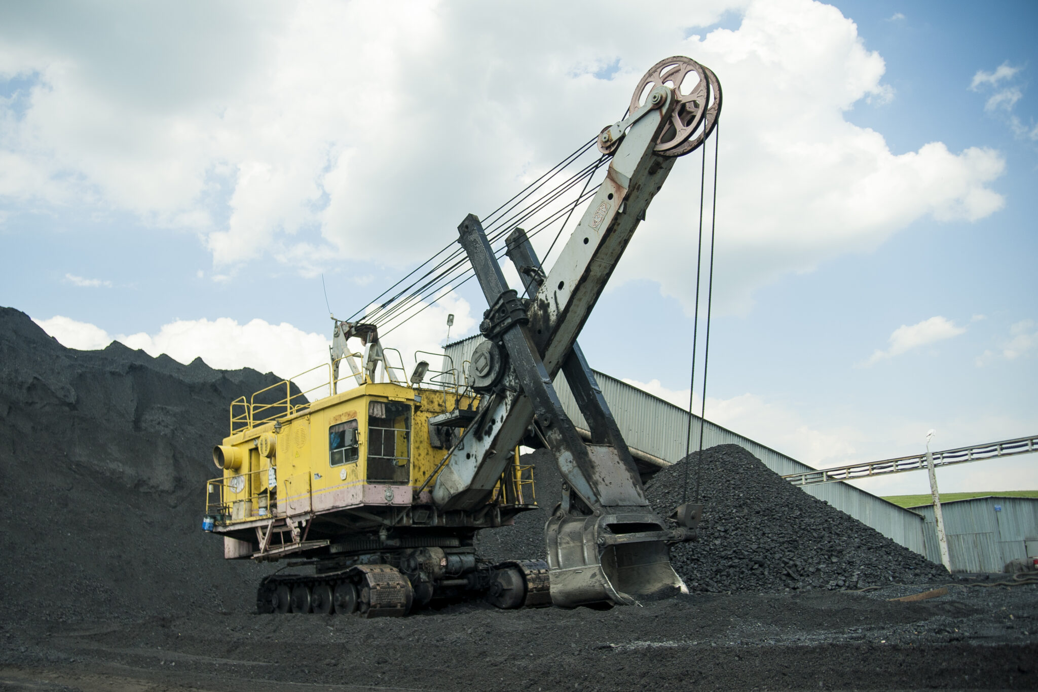 Угольная и горнодобывающая промышленность. Магадан карьер золотодобыча. Золотые прииски якутии. Сайт добыча. Золотодобывающая артель zrwnbz.